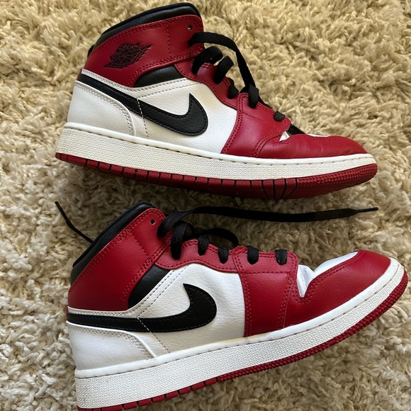 AIR JORDAN 1 MID GS “Chicago 2020” - Picture 1 of 6